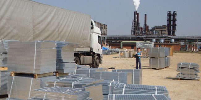 postavka-nastila-na-obiektu-neftehimicheskoy-otrasli Поставка решетчатого настила на объекты нефтехимической отрасли